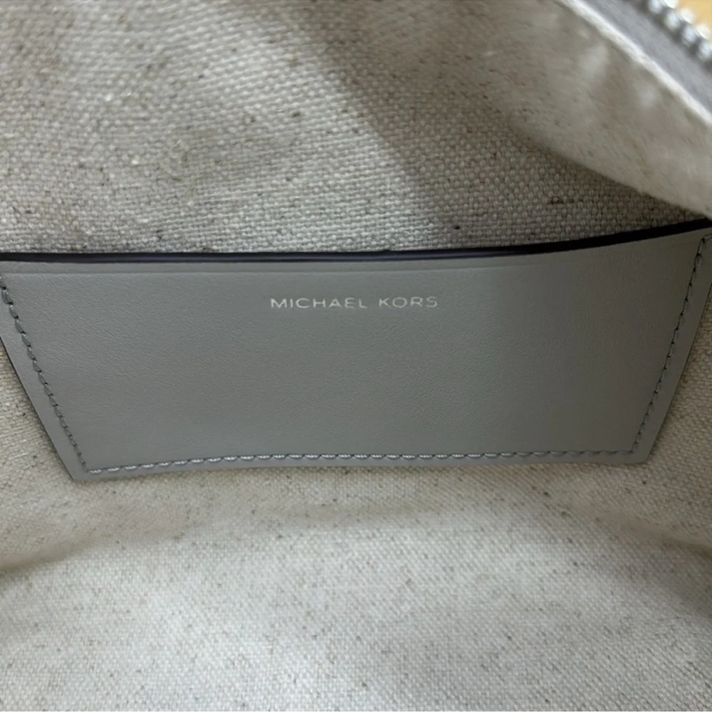 MICHAEL KORS Dakota Md Snake Embossed Leather Pocket Shoulder Bag
ALUMINUM
NWT - Picture 13 of 16